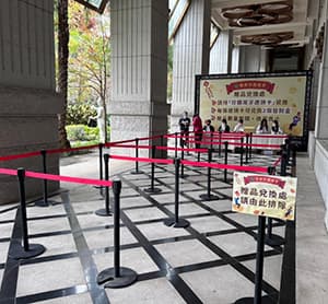 伸縮圍欄(紅龍柱 1.8 米) 實際案例